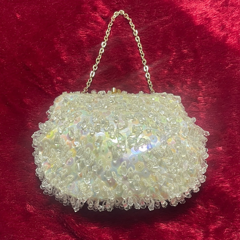 Elegant La Regale poor white beaded purse